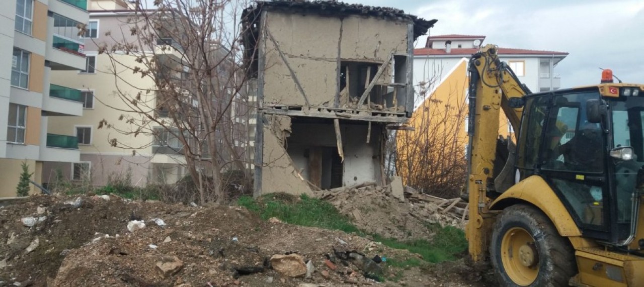 TEHLİKELİ VE METRUK BİNALAR YIKILIYOR