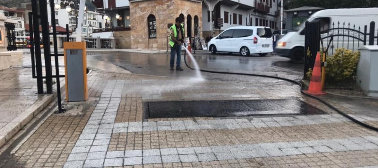 TEMİZLİK VE İLAÇLAMA ÇALIŞMALARI ARALIKSIZ SÜRÜYOR