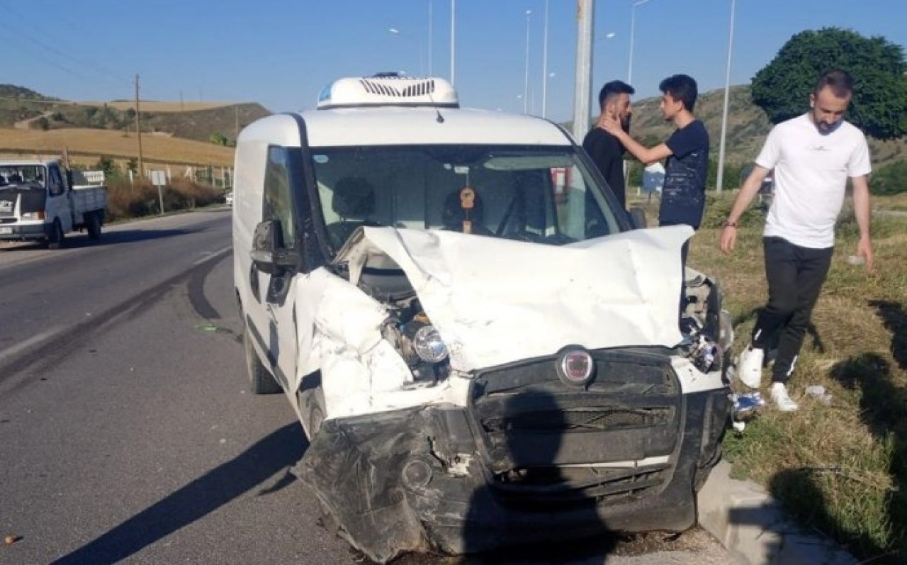 TİCARİ ARAÇLA OTOMOBİL ÇARPIŞTI 1 YARALI