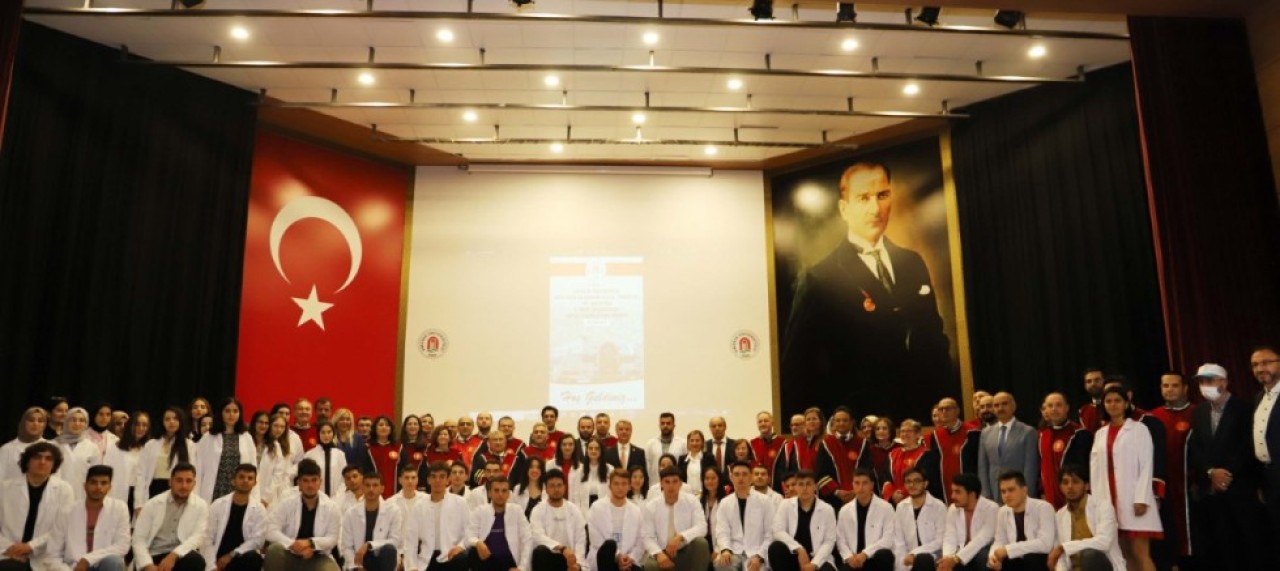 TIP FAKÜLTESİ 1. SINIF ÖĞRENCİLERİ BEYAZ ÖNLÜK GİYME TÖRENİ DÜZENLENDİ
