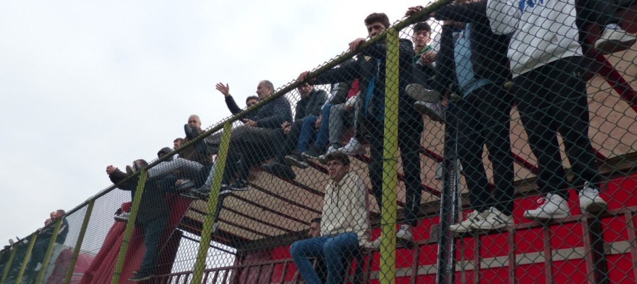 TIR DORSESİNDEN BAL FUTBOL MAÇINI TAKİP ETTİLER