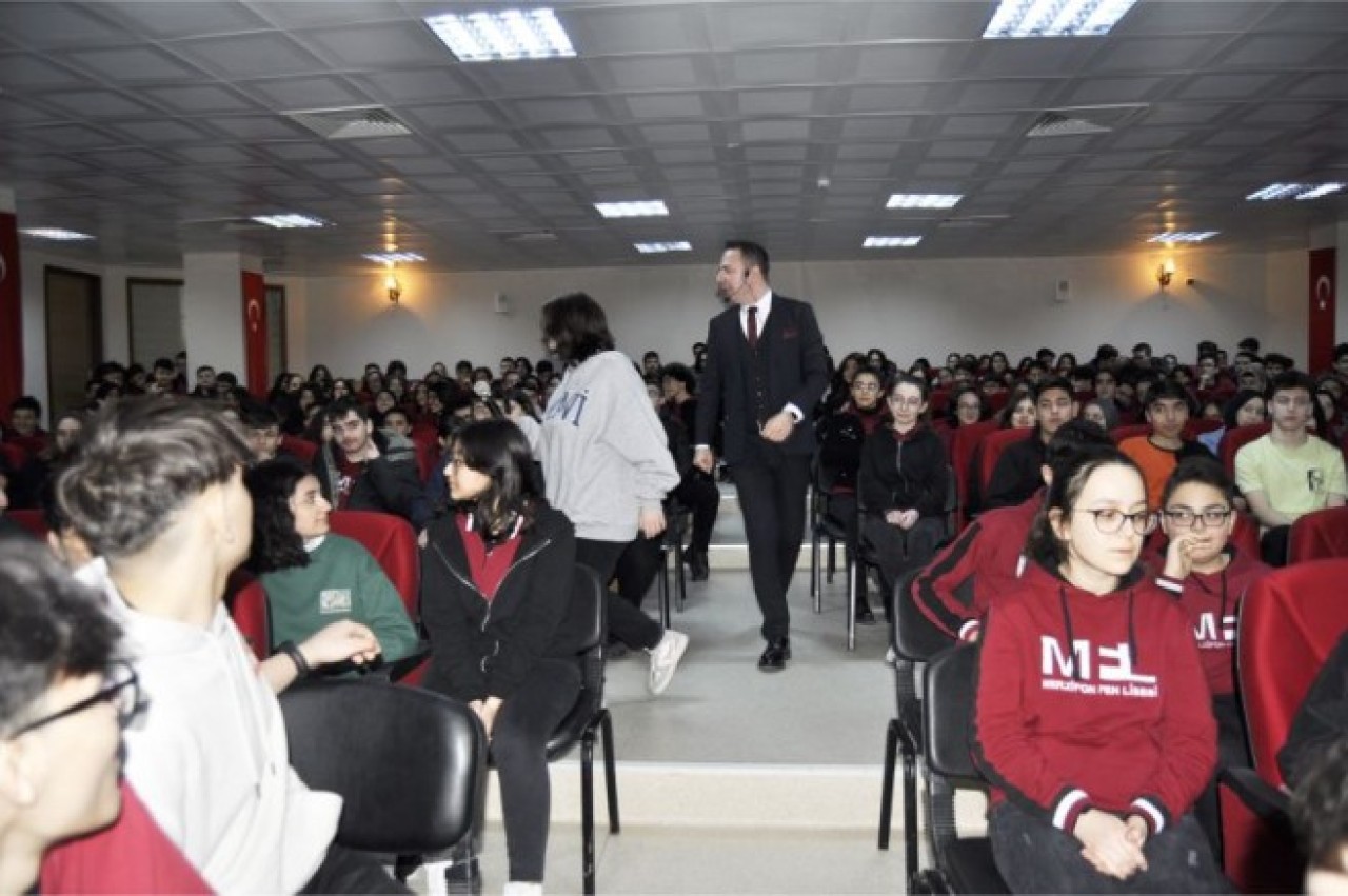 TOLGA BARE, FEN LİSESİ’NDE KONFERANS VERDİ