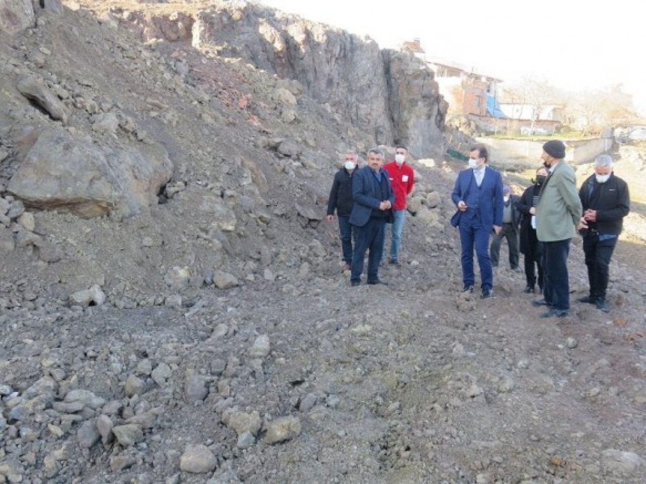 TOPRAK KAYAN BÖLGEDE İNCELEMEDE BULUNDU