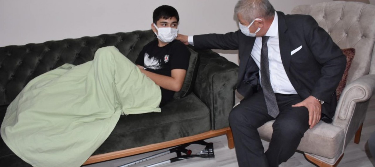 TREN KAZASINDA AYAĞI KAYBEDEN EREN BULUT'A BAŞKAN SARI’DAN MORAL ZİYARETİ