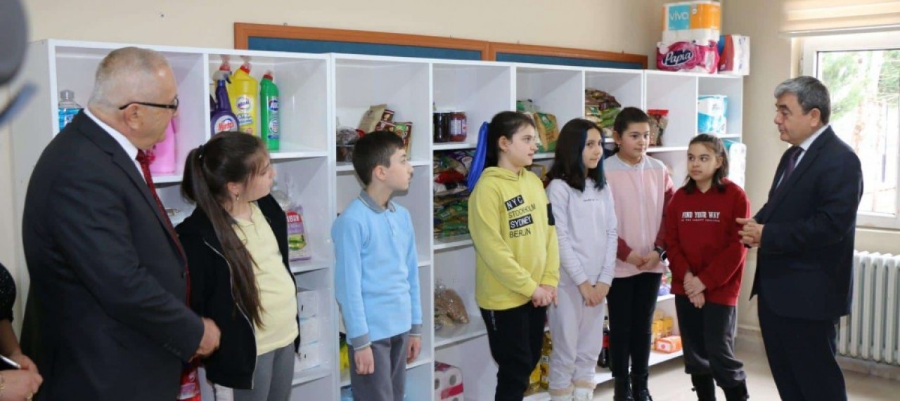 TÜRKMEN, DEPREMZEDELER İÇİN OLUŞTURULAN STANDI ZİYARET ETTİ