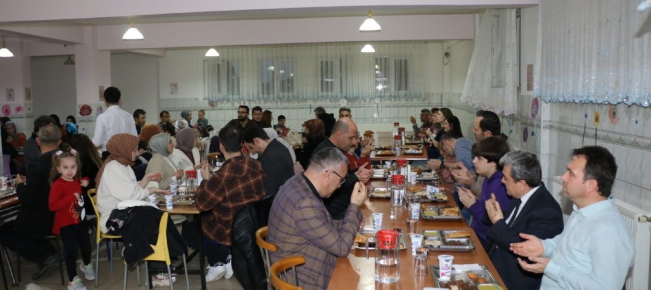 TÜRKMEN, İFTARINI ÖĞRENCİLERLE YAPTI