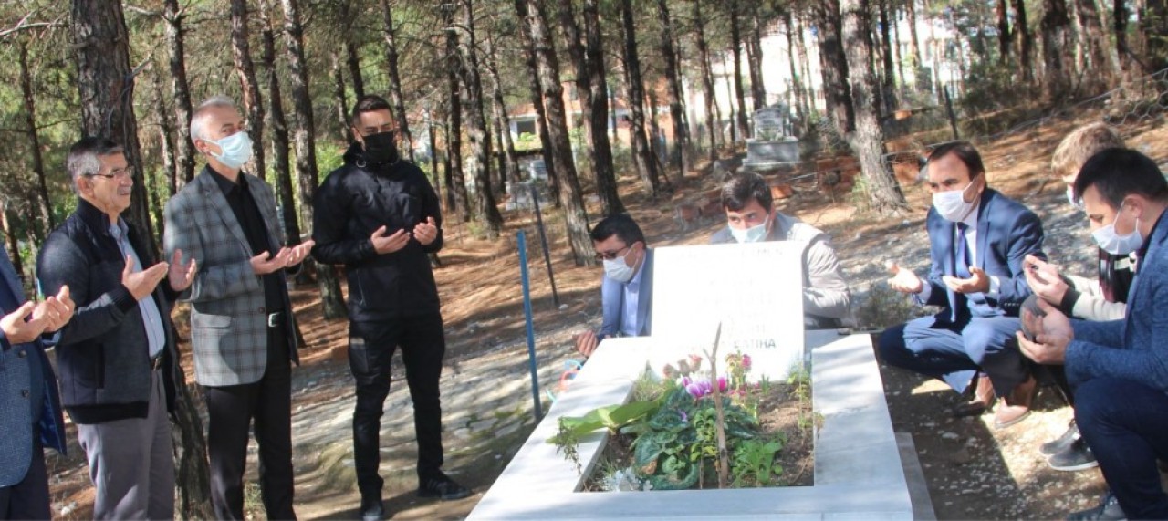 TÜRKOĞLU, MEZARI BAŞINDA ANILDI