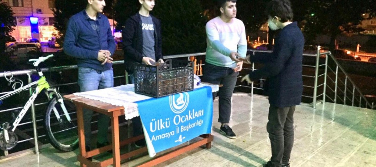 ÜLKÜ OCAKLARINDAN VATANDAŞLARA KANDİL SİMİDİ VE TATLI İKRAMI