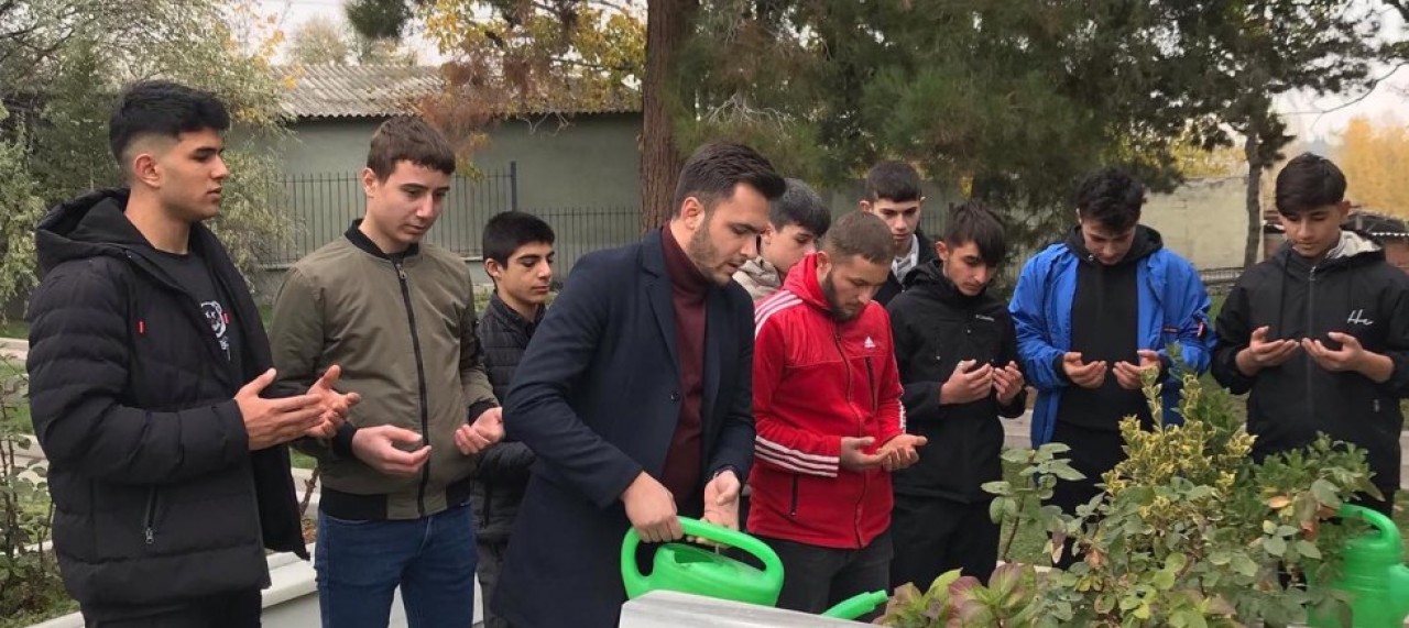ÜLKÜCÜ GENÇLERDEN ŞEHİTLİK ZİYARETİ