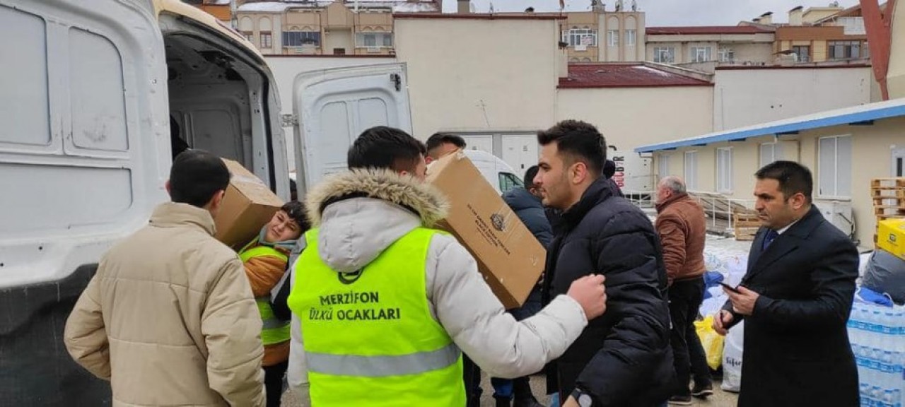 ÜLKÜCÜ GENÇLERİN YARDIM KOLİLERİ BÖLGEYE ULAŞTI