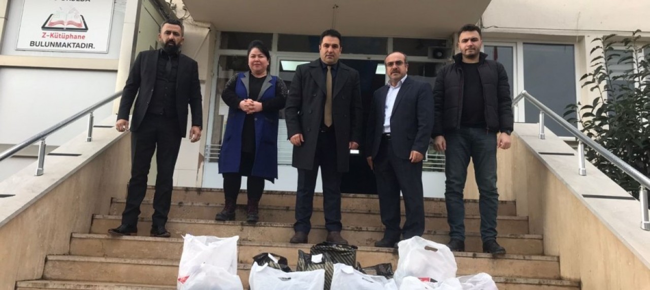 ÜLKÜCÜ GENÇLİK İHTİYAÇ SAHİBİ ÖĞRENCİLERİN YANINDA