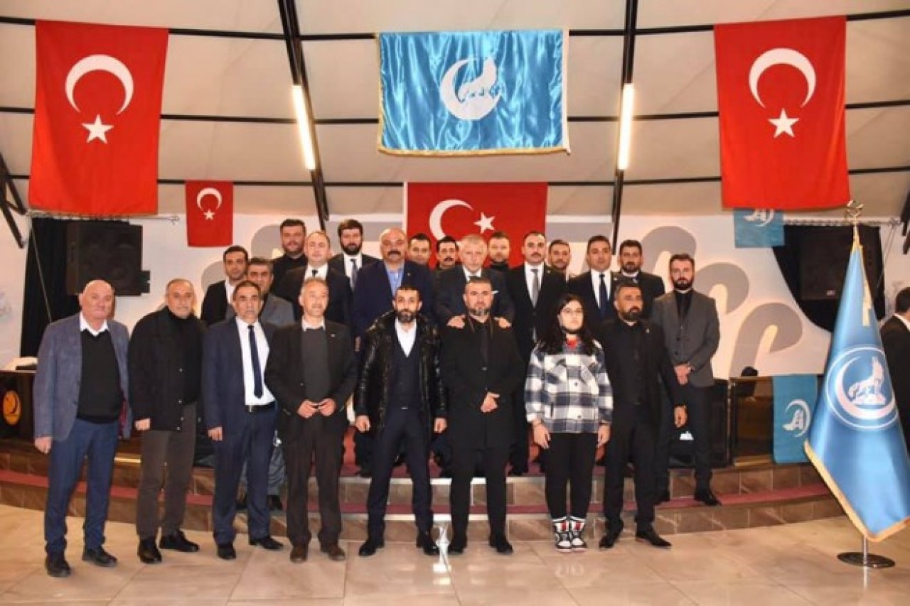 ÜLKÜCÜLERDEN CUMHURİYET YEMİNİ