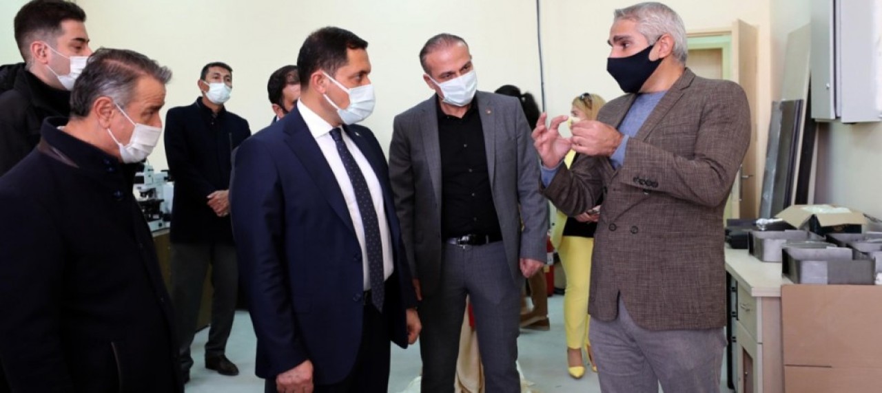 ÜNİVERSİTE’NİN LABORATUVARLARINDA İNCELEMELERDE BULUNDU