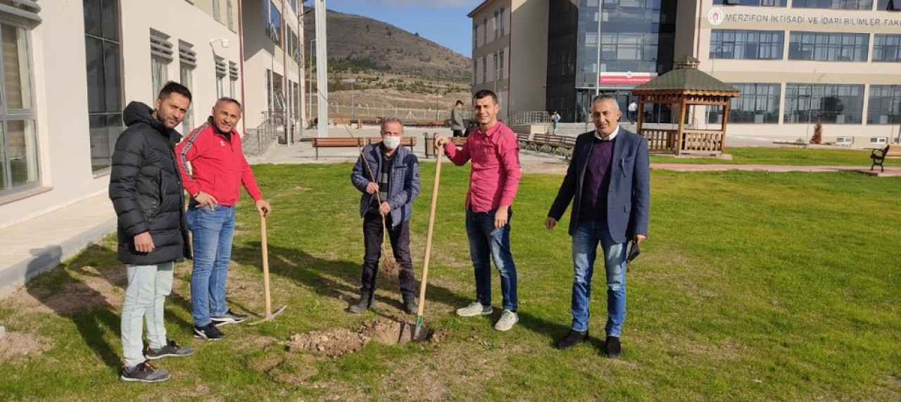 ÜNİVERSİTE ÖĞRENCİLERİ FİDAN DİKTİ