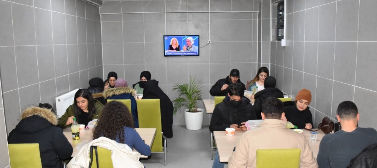 ÜNİVERSİTE ÖĞRENCİLERİNDEN BAŞKAN SARI’YA TEŞEKKÜR