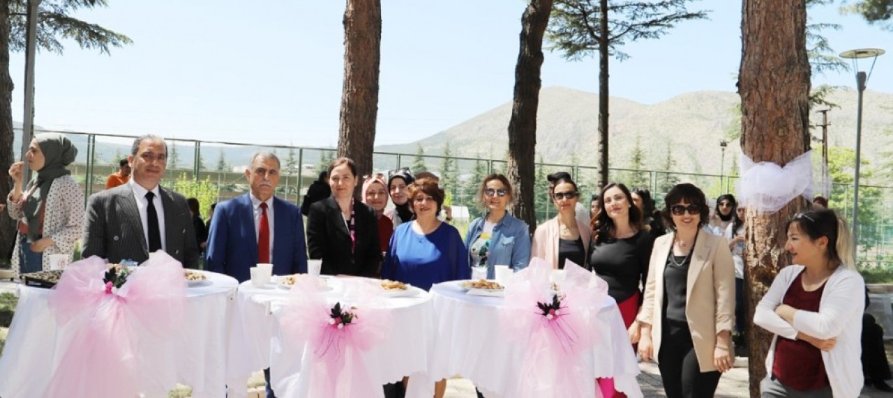 ÜNİVERSİTEDE HEMŞİRELER GÜNÜ ETKİNLİĞİ DÜZENLENDİ