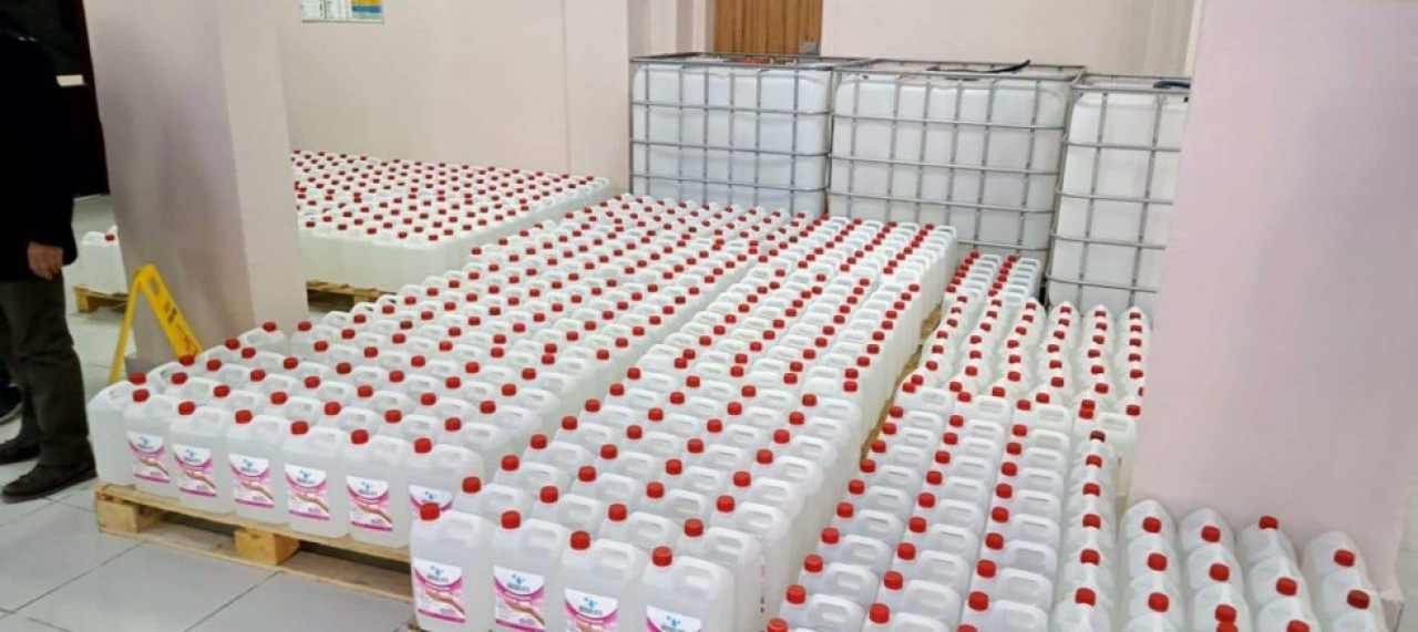 ÜRETEREK HEM EKONOMİYE HEM DE  SALGINLA MÜCADELEYE DESTEK OLUYORLAR