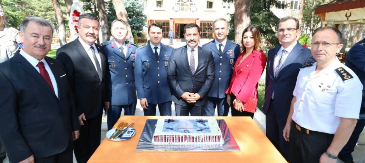 ÜS KOMUTANLIĞINDA DEVİR TESLİM TÖRENİ YAPILDI