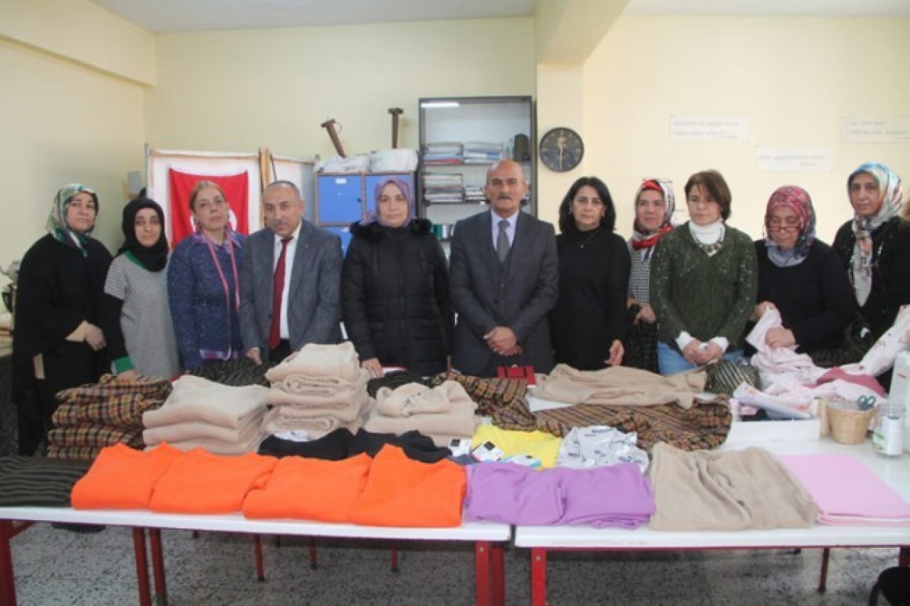 USTA ÖĞRETİCİLER DEPREMZEDELER İÇİN ÇALIŞIYOR