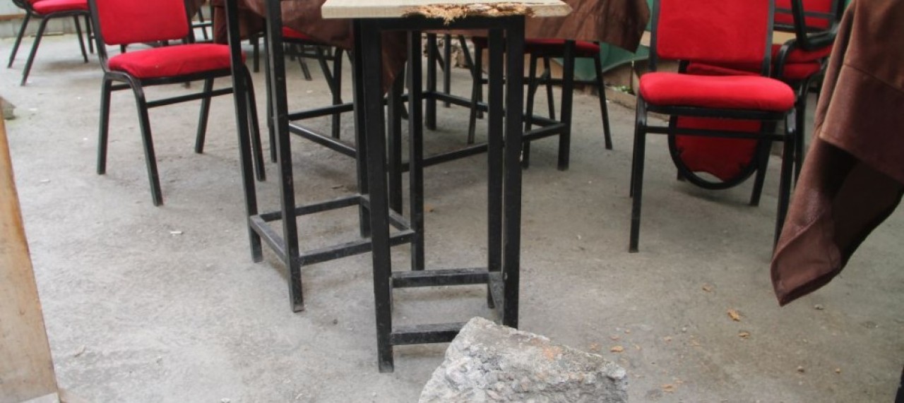ÜZERİNE BETON PARÇASI DÜŞTÜ