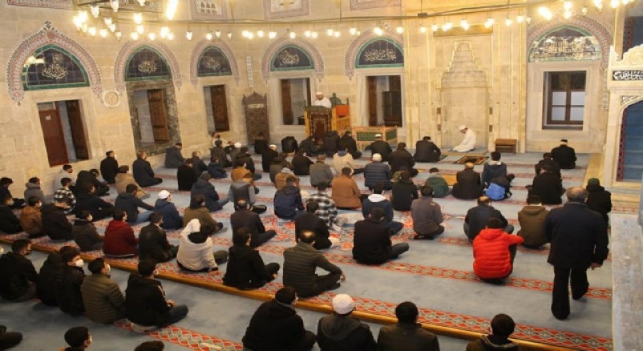 VALİ MASATLI GENÇLERLE SABAH NAMAZINDA BULUŞTU