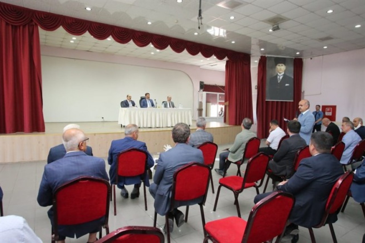 VALİ MASATLI, GÜMÜŞHACIKÖY’DE MUHTARLARLA BİR ARAYA GELDİ
