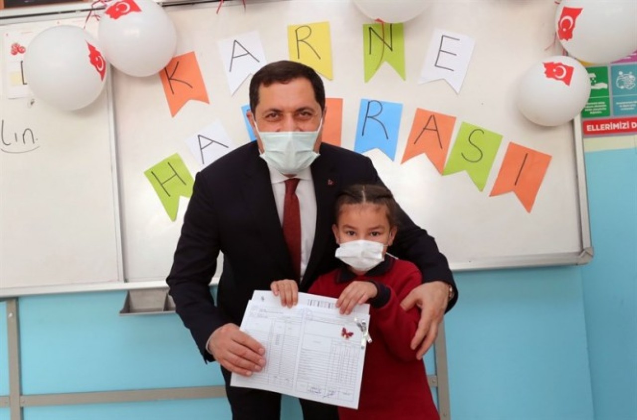 VALİ MASATLI, ÖĞRENCİLERİN KARNE SEVİNCİNE ORTAK OLDU