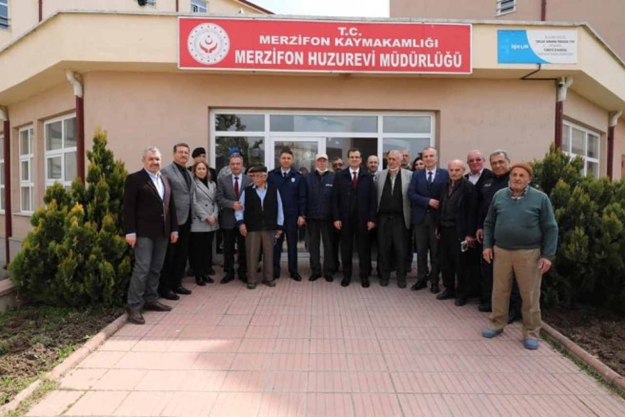 YAŞLILAR HAFTASI MÜNASEBETİYLE HUZUREVİ’NDE PROGRAM DÜZENLENDİ