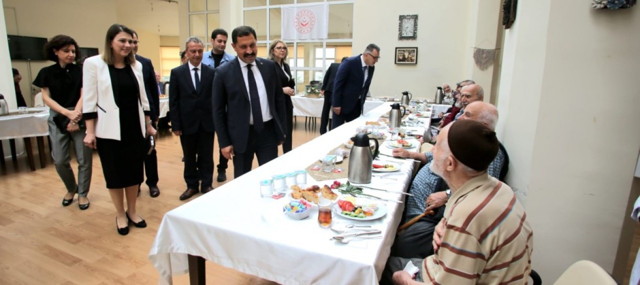 YAŞLILARIMIZ BİZLERİN YAŞAYAN HAFIZALARIDIR