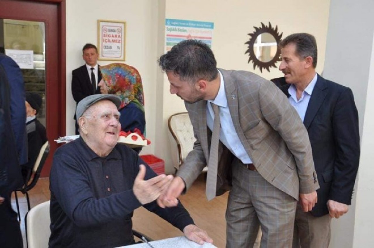 YAŞLILARIMIZA DEĞER VERMEK MİLLETİMİZİN EN ÖNEMLİ GELENEĞİDİR