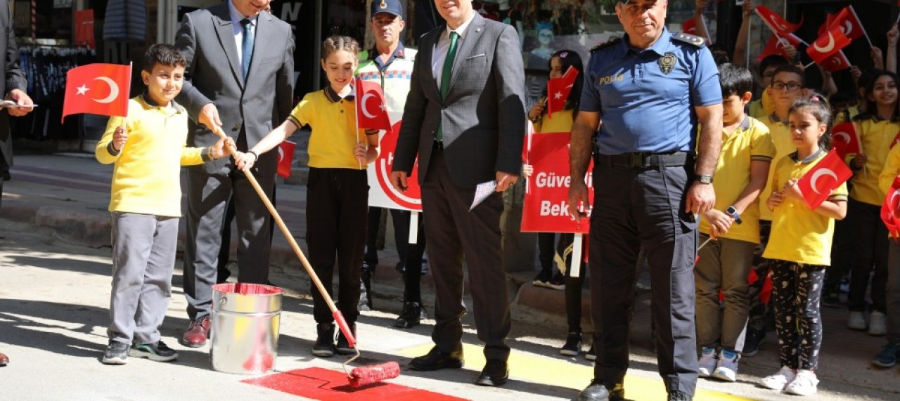 YAYA GEÇİDİNDE “HAYATA SAYGI DURUŞU” YAPILDI