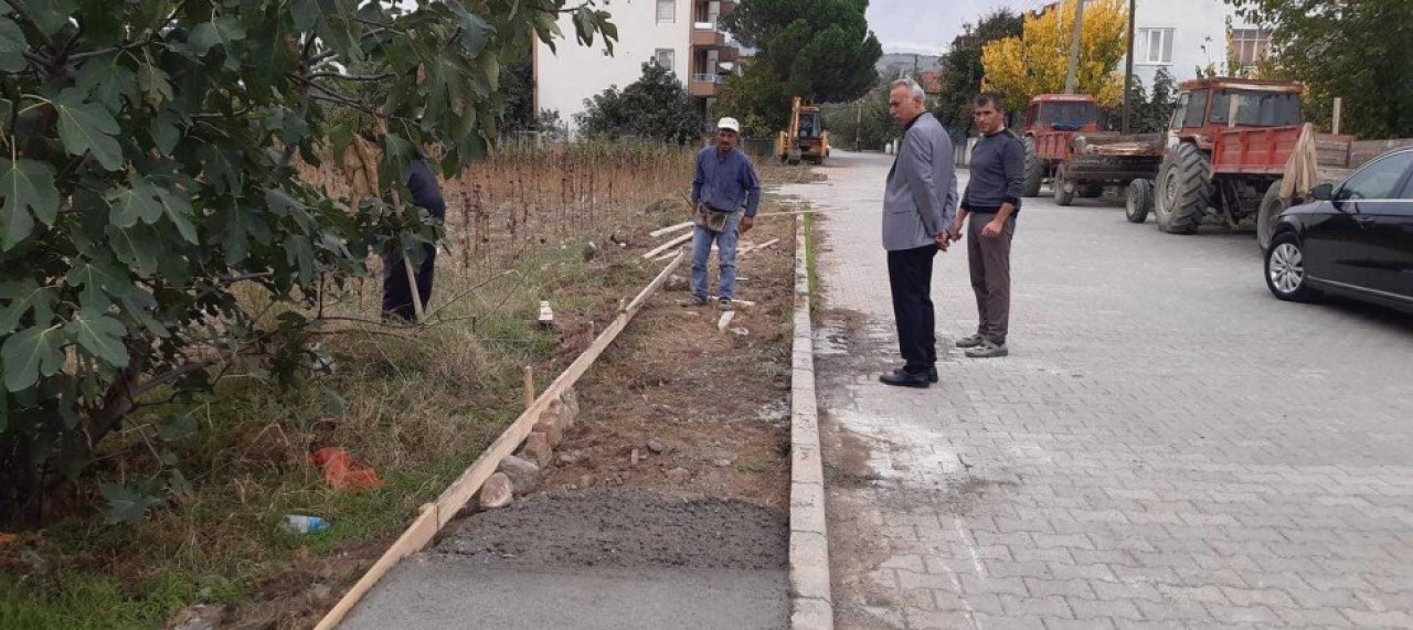 YENİ MAHALLEDE KALDIRIMLAR YENİLENİYOR
