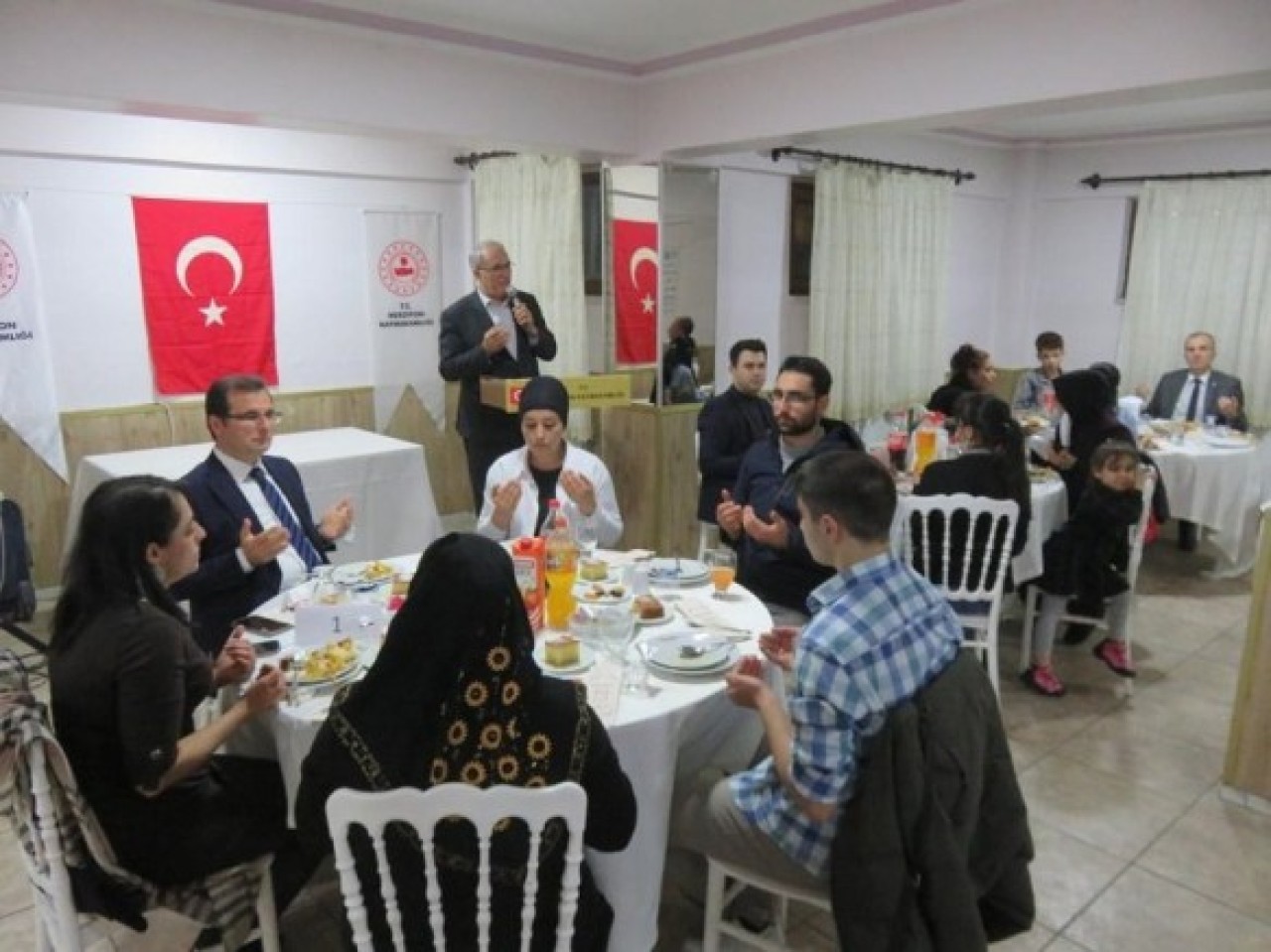 YETİM VE ÖKSÜZ ÇOCUKLARLA İFTARDA BİR ARAYA GELDİLER