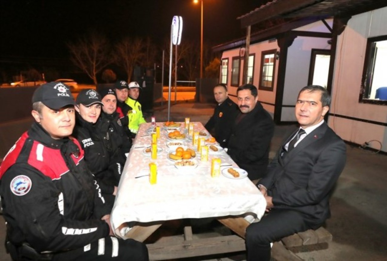 YILBAŞINDA GÖREV YAPAN PERSONELLERE  VALİ MASATLI'DAN MORAL ZİYARETİ