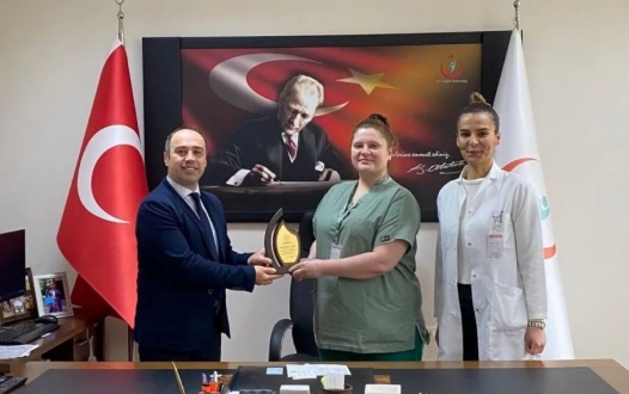 YILIN HEKİMİNE PLAKET VERİLDİ
