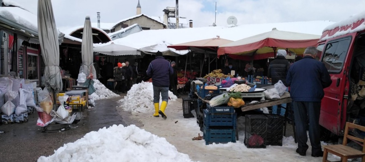 YOĞUN KAR YAĞIŞI PAZARI OLUMSUZ ETKİLEDİ
