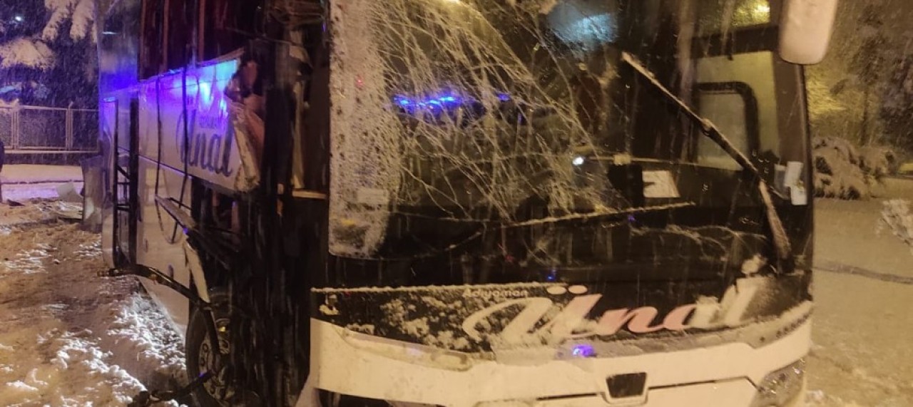 YOLCU OTOBÜSÜ KAZA YAPTI 12 YARALI