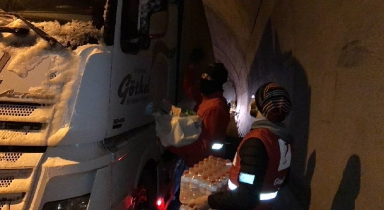 YOLDA KALANLARIN İMDADINA KIZILAY YETİŞİYOR