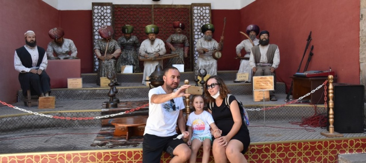 ZİYARETÇİLER, 700 YIL ÖNCESİNE YOLCULUK YAPIYOR