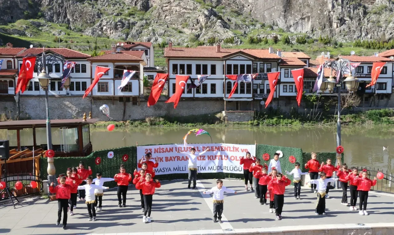 Amasya’da 23 Nisan Coşkusu Başladı: İl Millî Eğitim Müdürü Katipoğlu Öğrencilerin Heyecanına Ortak Oldu 1