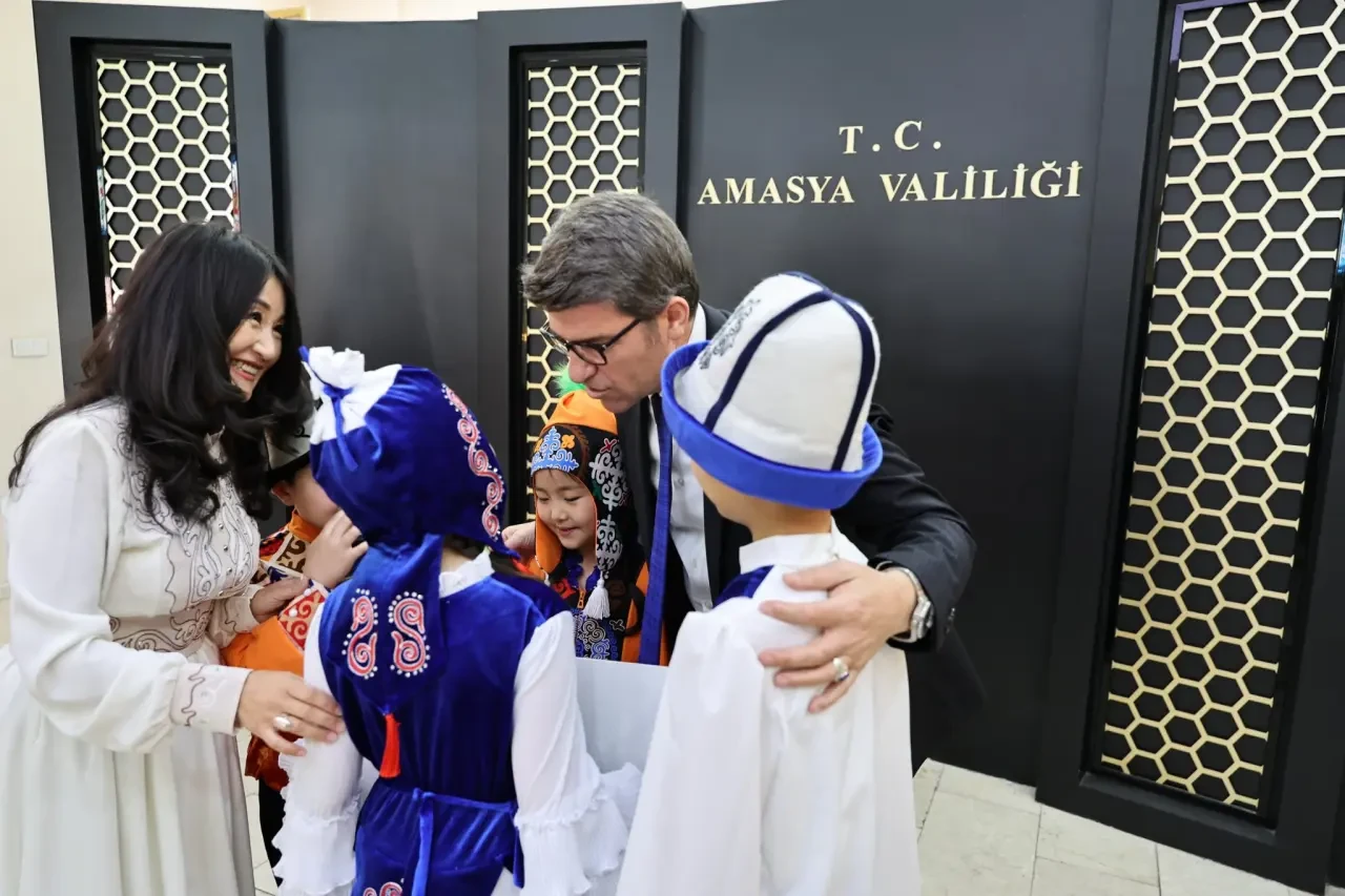23 Nisan Etkinlikleri Kapsamında Yabancı Halk Dansları Ekiplerinden Vali Önder Bakan’a Ziyaret 1