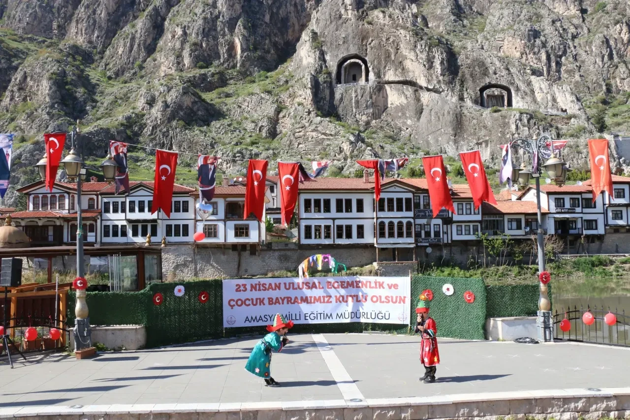 Amasya’da 23 Nisan Coşkusu Başladı: İl Millî Eğitim Müdürü Katipoğlu Öğrencilerin Heyecanına Ortak Oldu 2