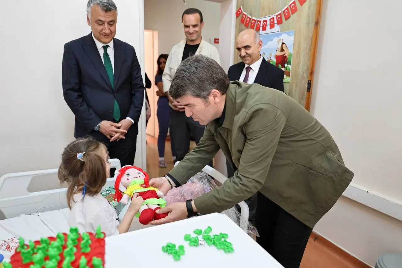 Vali Bakan'dan Hastanedeki Çocuklara Bayram Morali! 1