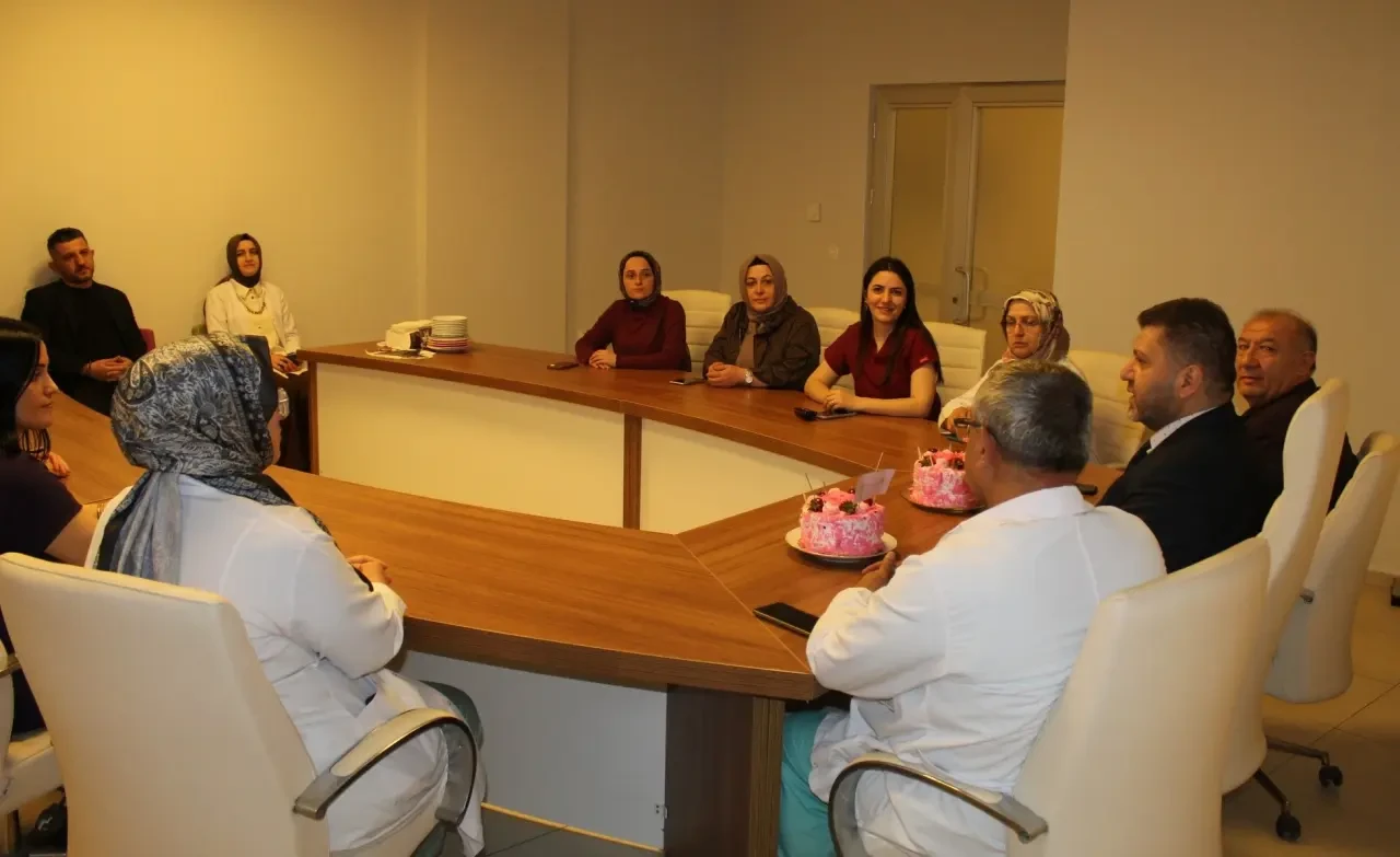 Suluova Devlet Hastanesi’nde Ebeler Haftası’na Özel Pasta Kesildi 3