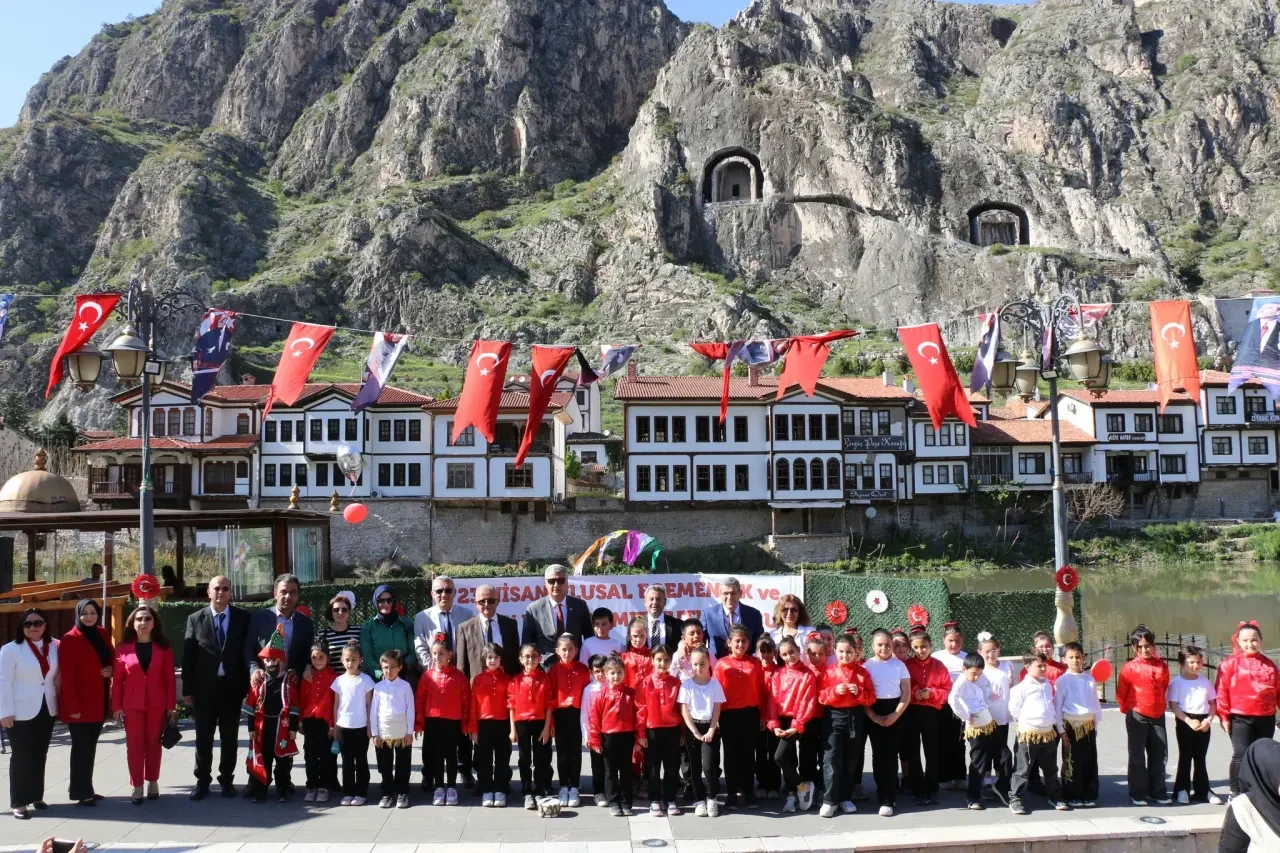 Amasya’da 23 Nisan Coşkusu Başladı: İl Millî Eğitim Müdürü Katipoğlu Öğrencilerin Heyecanına Ortak Oldu 3