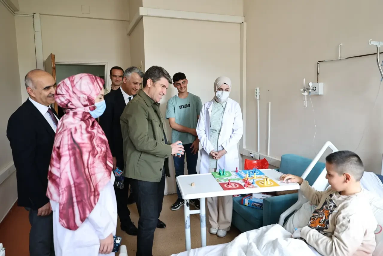 Vali Bakan'dan Hastanedeki Çocuklara Bayram Morali! 4