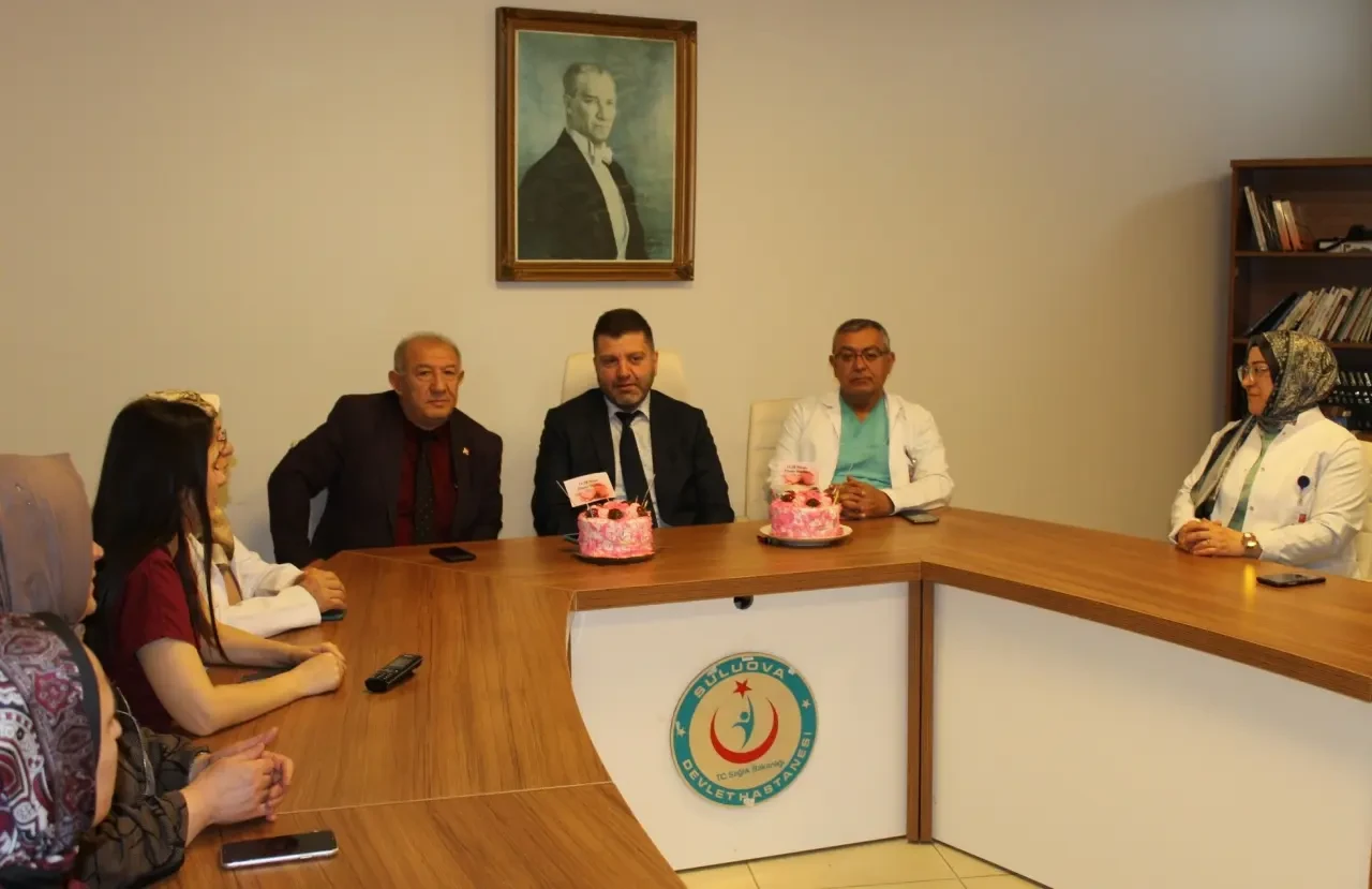 Suluova Devlet Hastanesi’nde Ebeler Haftası’na Özel Pasta Kesildi 1