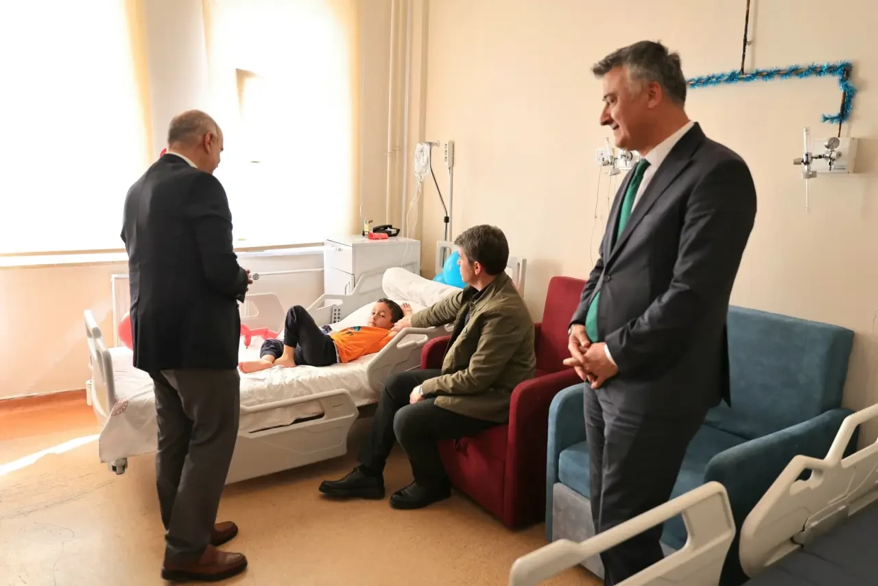 Vali Bakan'dan Hastanedeki Çocuklara Bayram Morali! 3