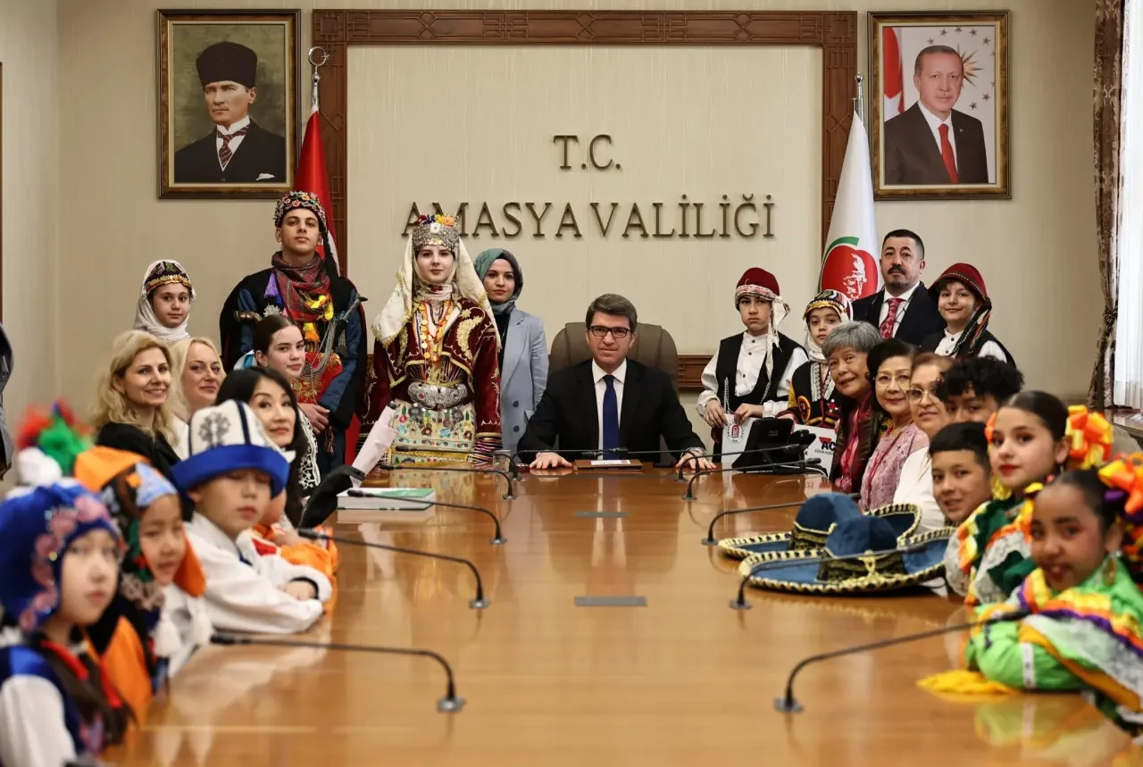 23 Nisan Etkinlikleri Kapsamında Yabancı Halk Dansları Ekiplerinden Vali Önder Bakan’a Ziyaret 2