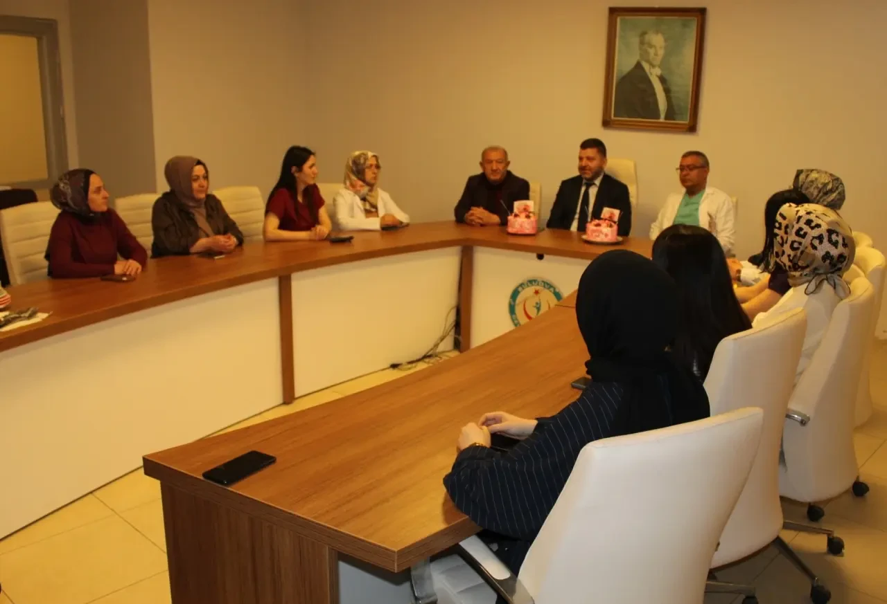 Suluova Devlet Hastanesi’nde Ebeler Haftası’na Özel Pasta Kesildi 2